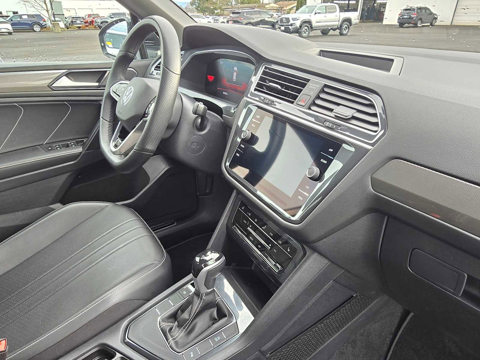 Used 2023 Volkswagen Tiguan SE R-Line image 13