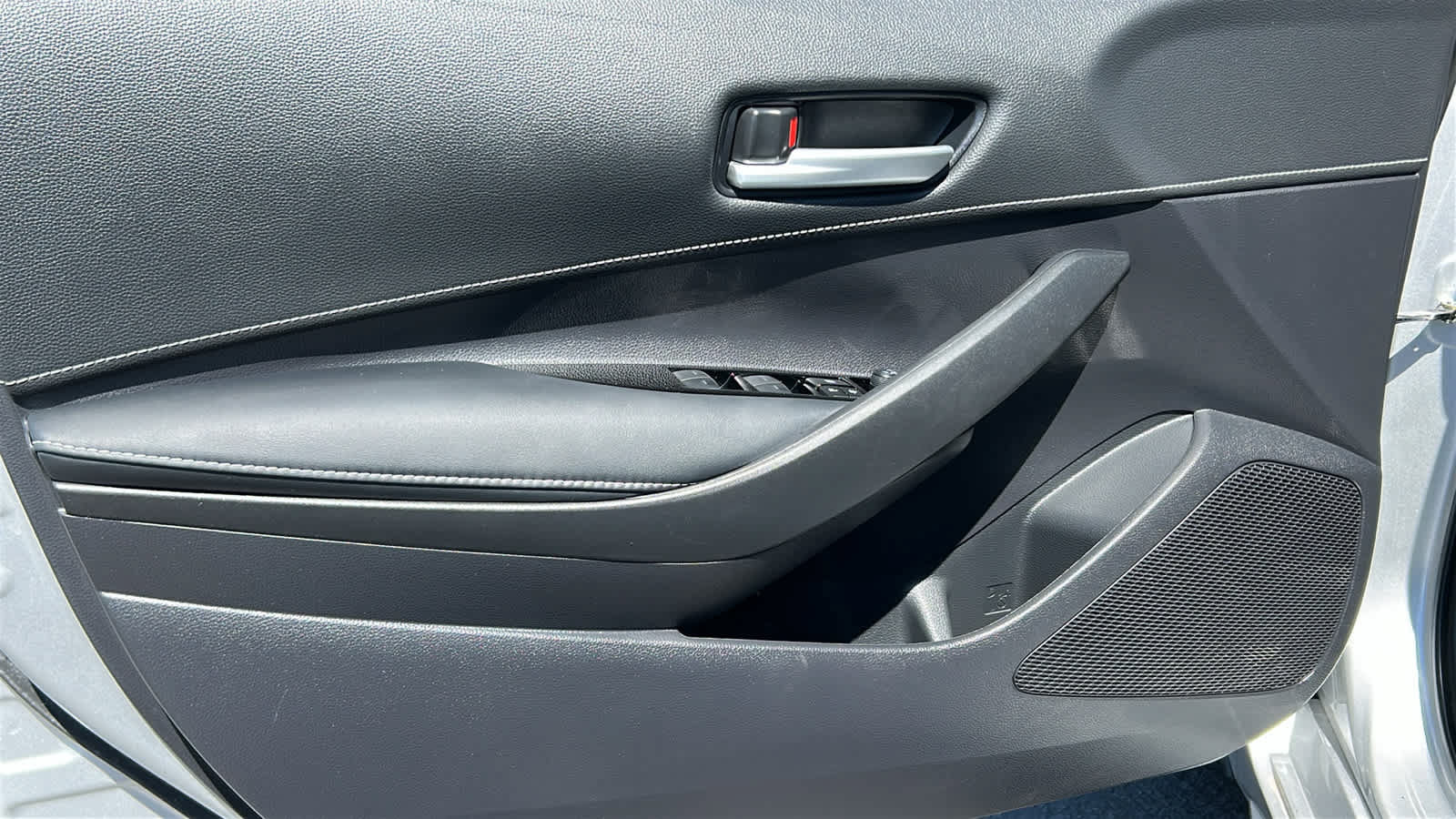 Used 2025 Toyota Corolla SE w/ SE Package FWD image 23