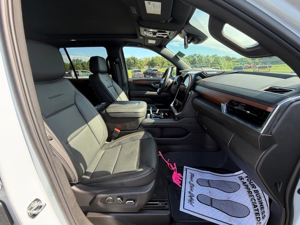 Used 2026 GMC Yukon Denali w/ Sun & Power Step Package AWD/4WD image 13