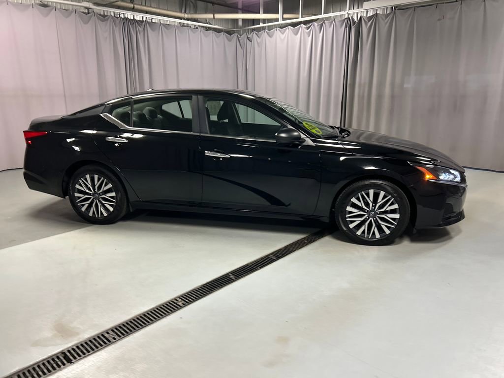 Used 2025 Nissan Altima 2.5 SV FWD image 8