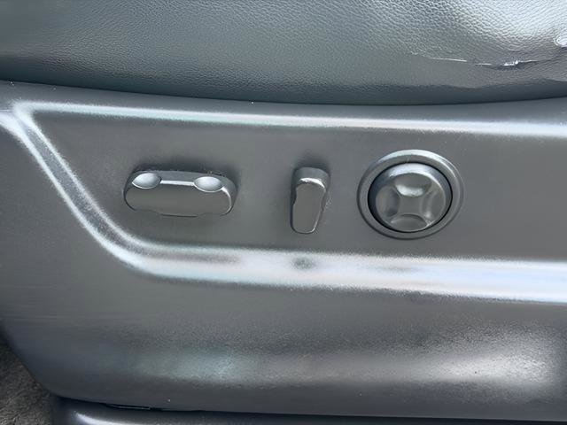 Used 2013 Chevrolet Avalanche LTZ image 17