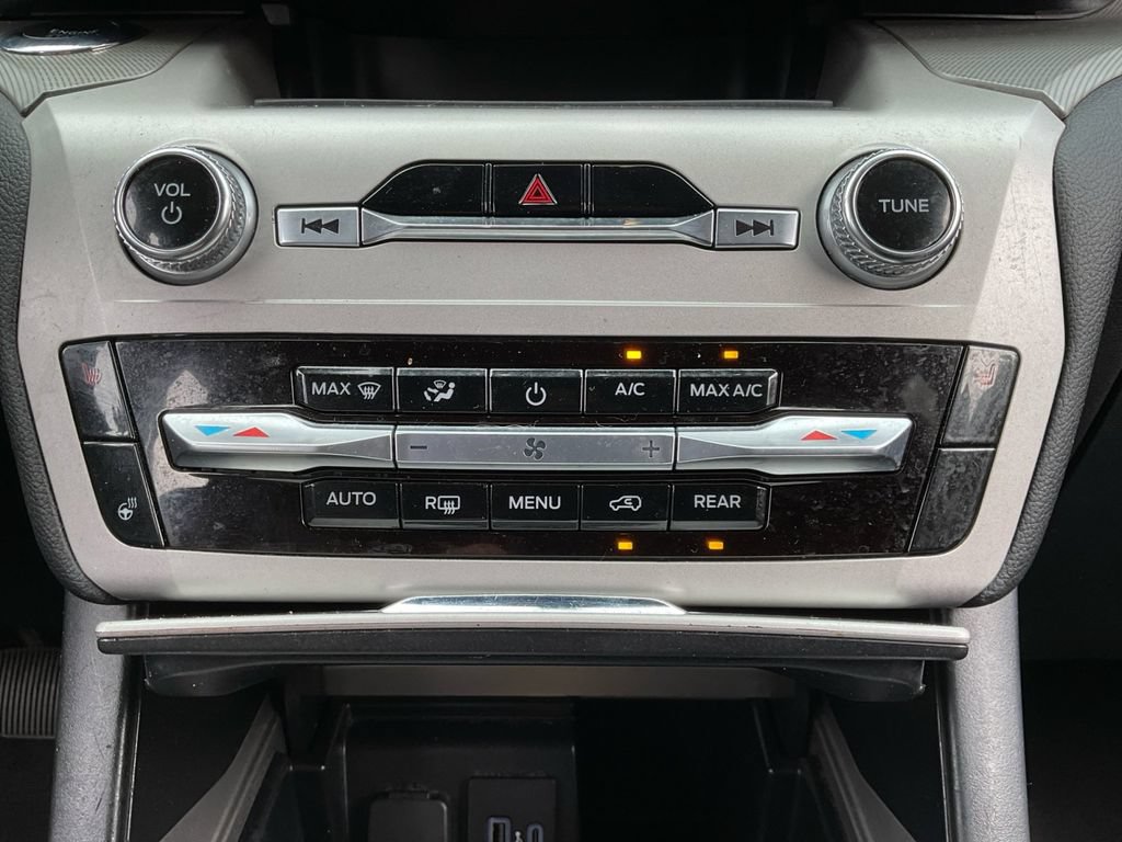 Used 2022 Ford Explorer XLT w/ Equipment Group 202A AWD/4WD image 23