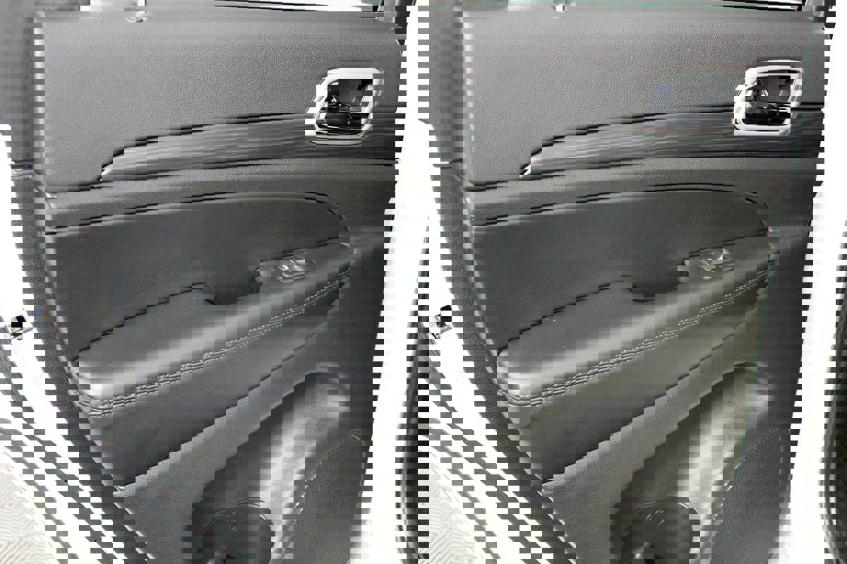 Used 2020 Jeep Grand Cherokee Altitude image 36