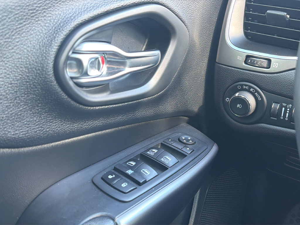 Used 2019 Jeep Cherokee Latitude Plus FWD image 30
