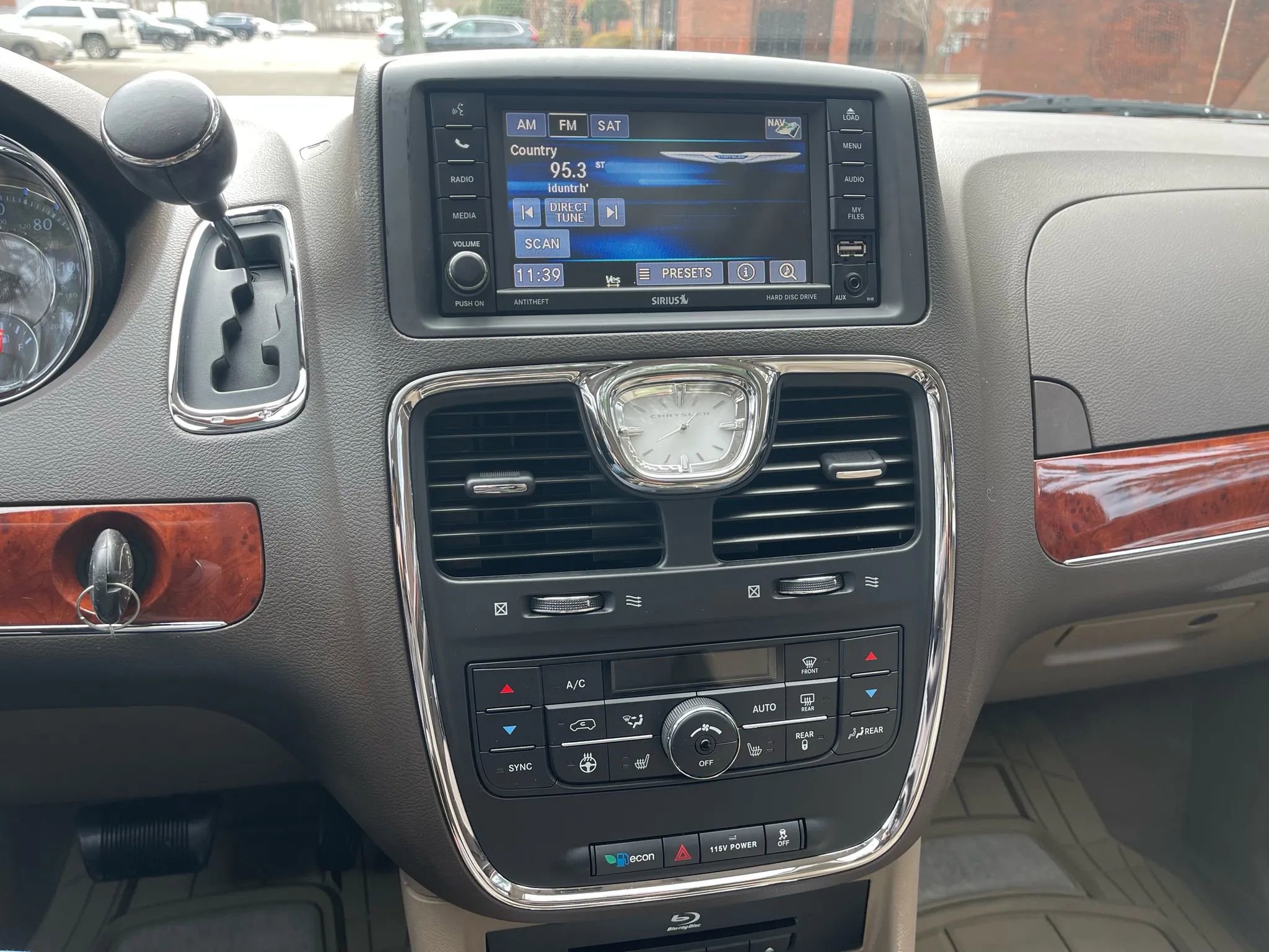 Used 2014 Chrysler Town & Country Limited w/ Luxury Group image 20