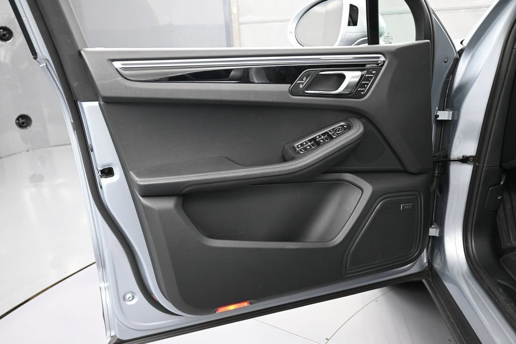 Certified 2025 Porsche Macan AWD/4WD image 15