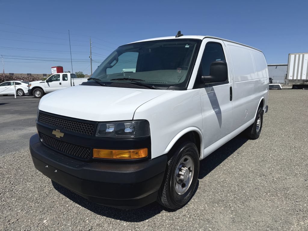 Used 2018 Chevrolet Express 2500 w/ Driver Convenience Package RWD image 2