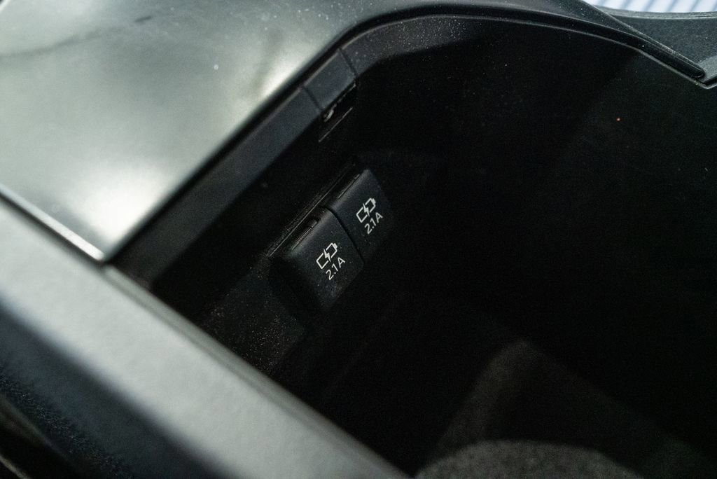 Certified 2020 Toyota Camry SE image 28