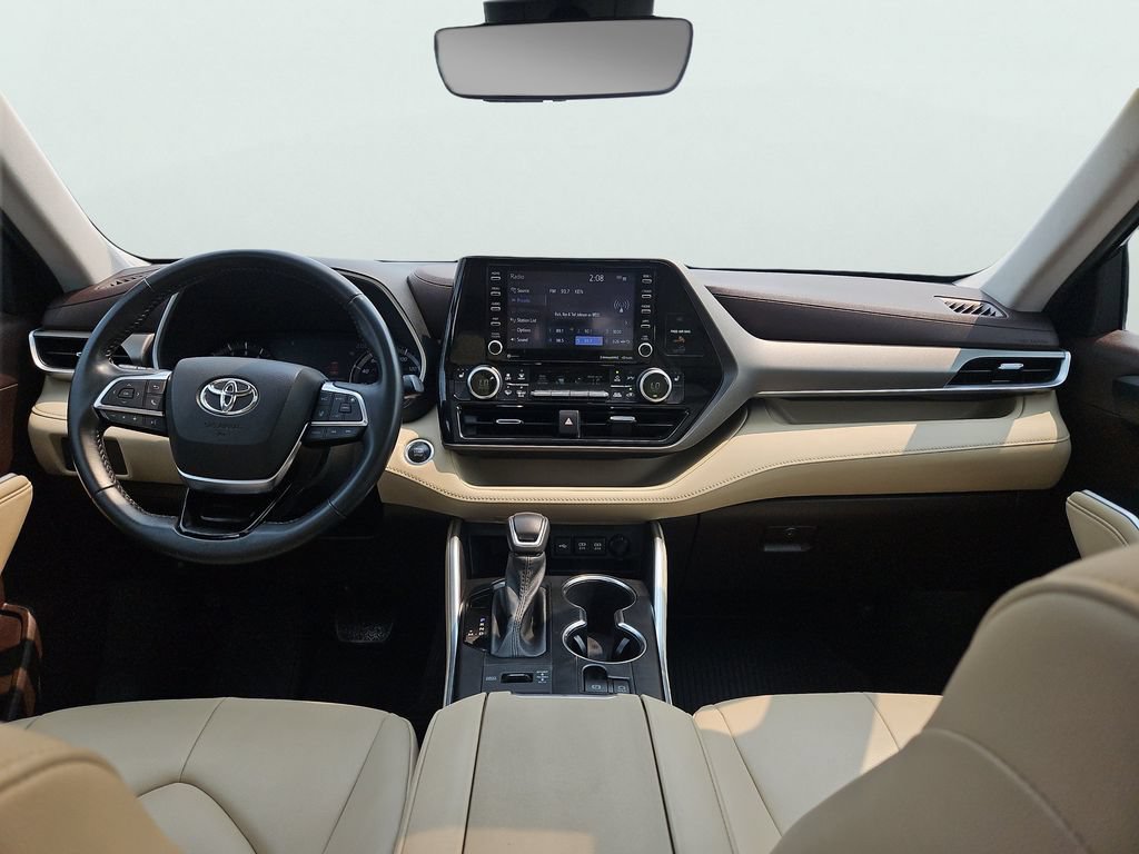 Used 2021 Toyota Highlander XLE AWD/4WD image 11