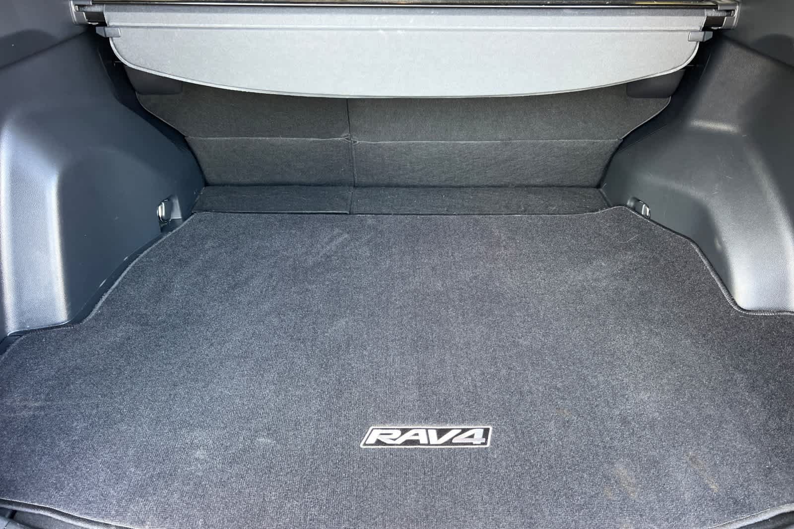 Used 2020 Toyota RAV4 LE AWD/4WD image 16