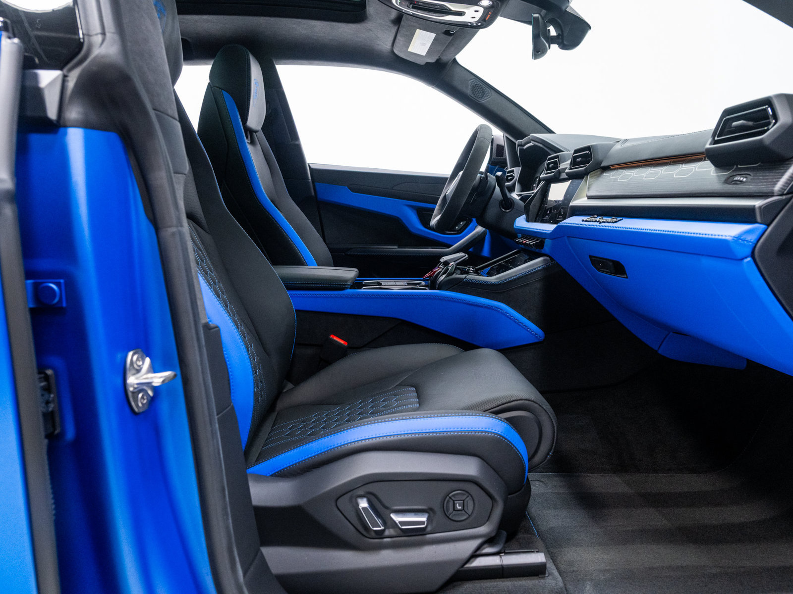 Used 2025 Lamborghini Urus SE AWD/4WD image 62
