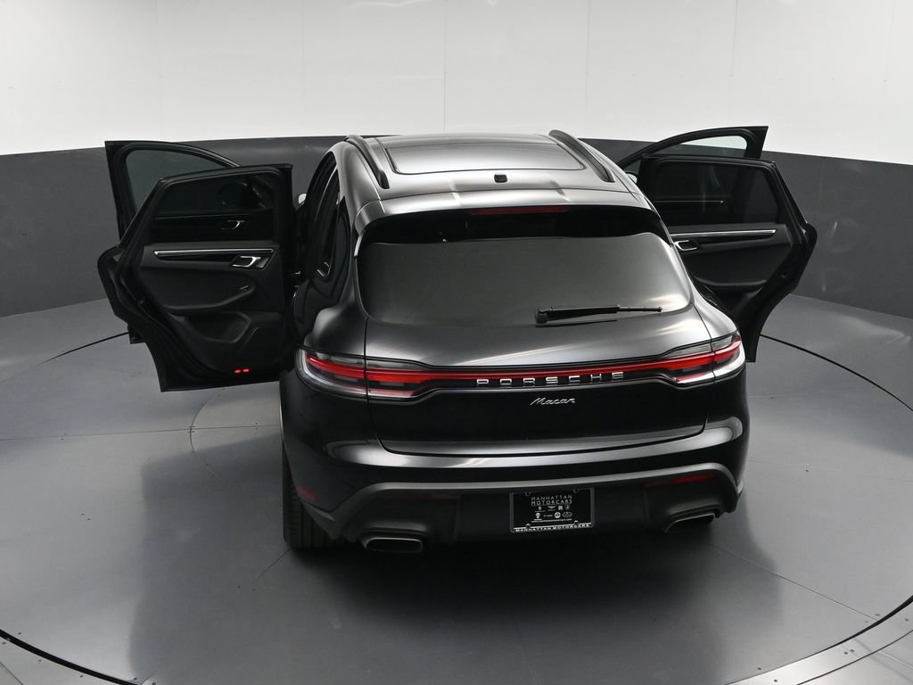 Certified 2024 Porsche Macan AWD/4WD image 33