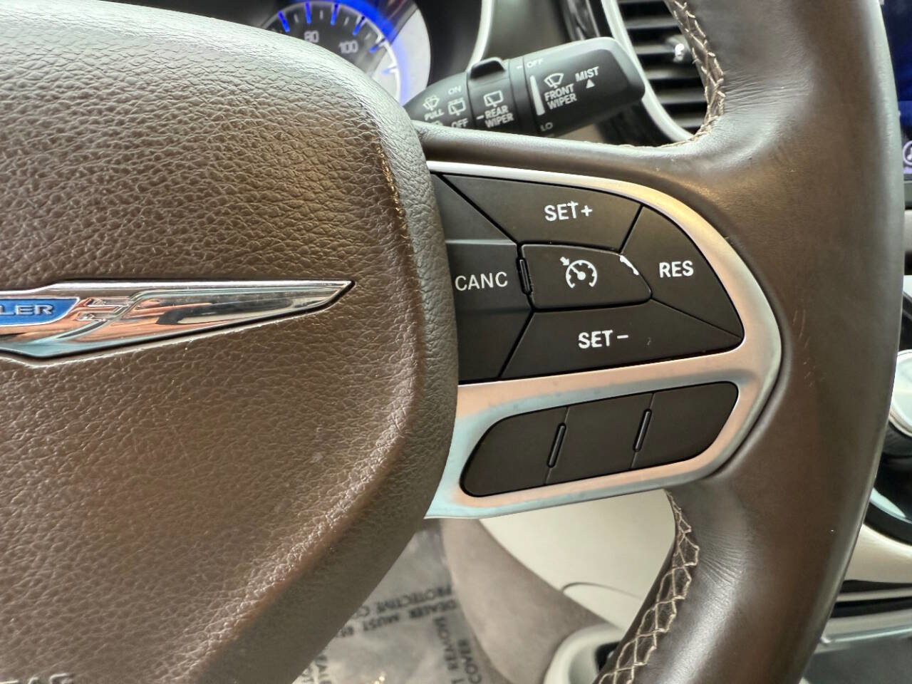 Used 2017 Chrysler Pacifica Touring-L FWD image 18