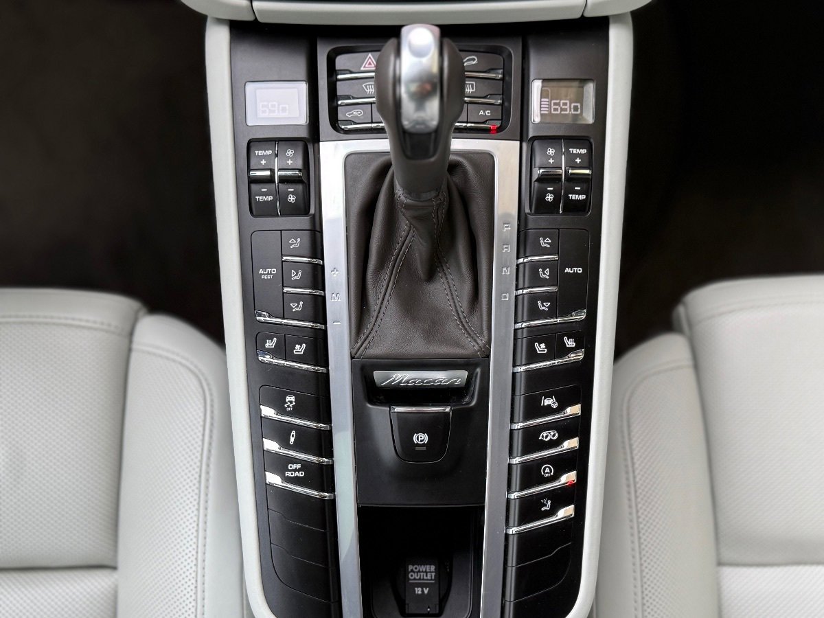 Used 2021 Porsche Macan Turbo AWD/4WD image 35