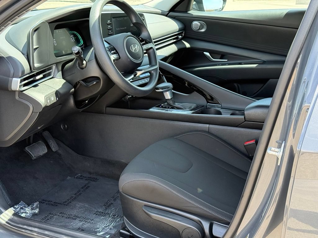 Used 2025 Hyundai Elantra Hybrid FWD image 5