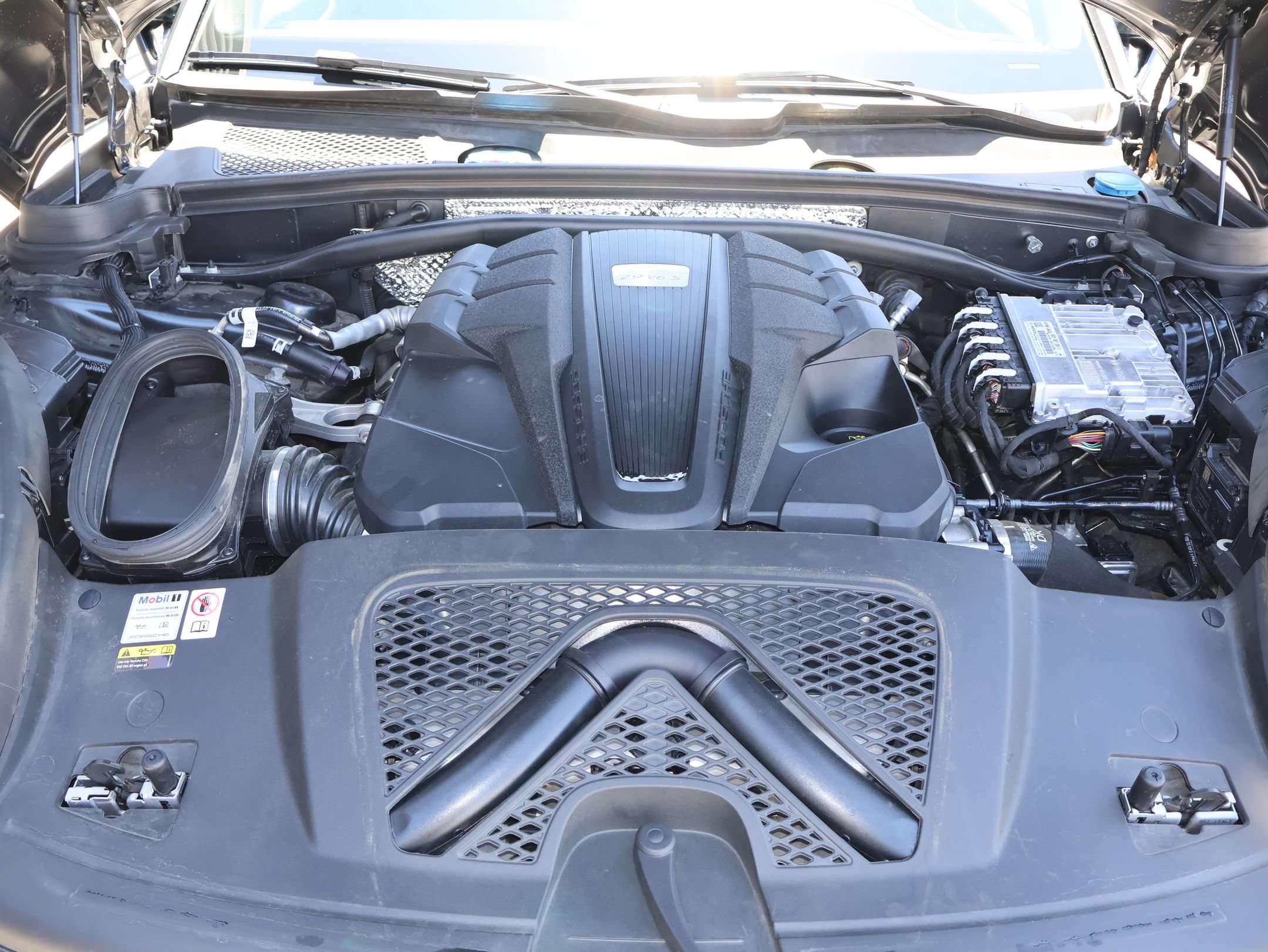 Used 2023 Porsche Macan S AWD/4WD image 55