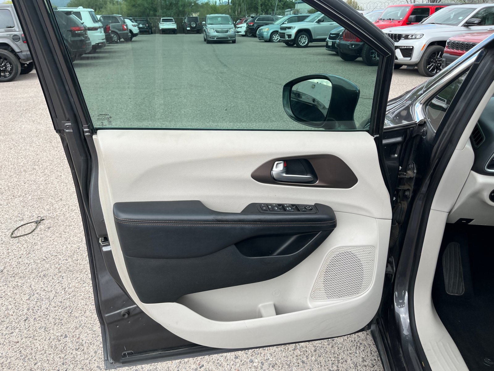 Used 2018 Chrysler Pacifica Touring Plus w/ Tire & Wheel Group FWD image 15