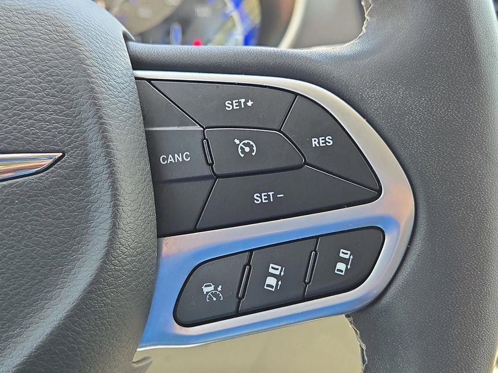 Used 2023 Chrysler Pacifica Touring-L image 29