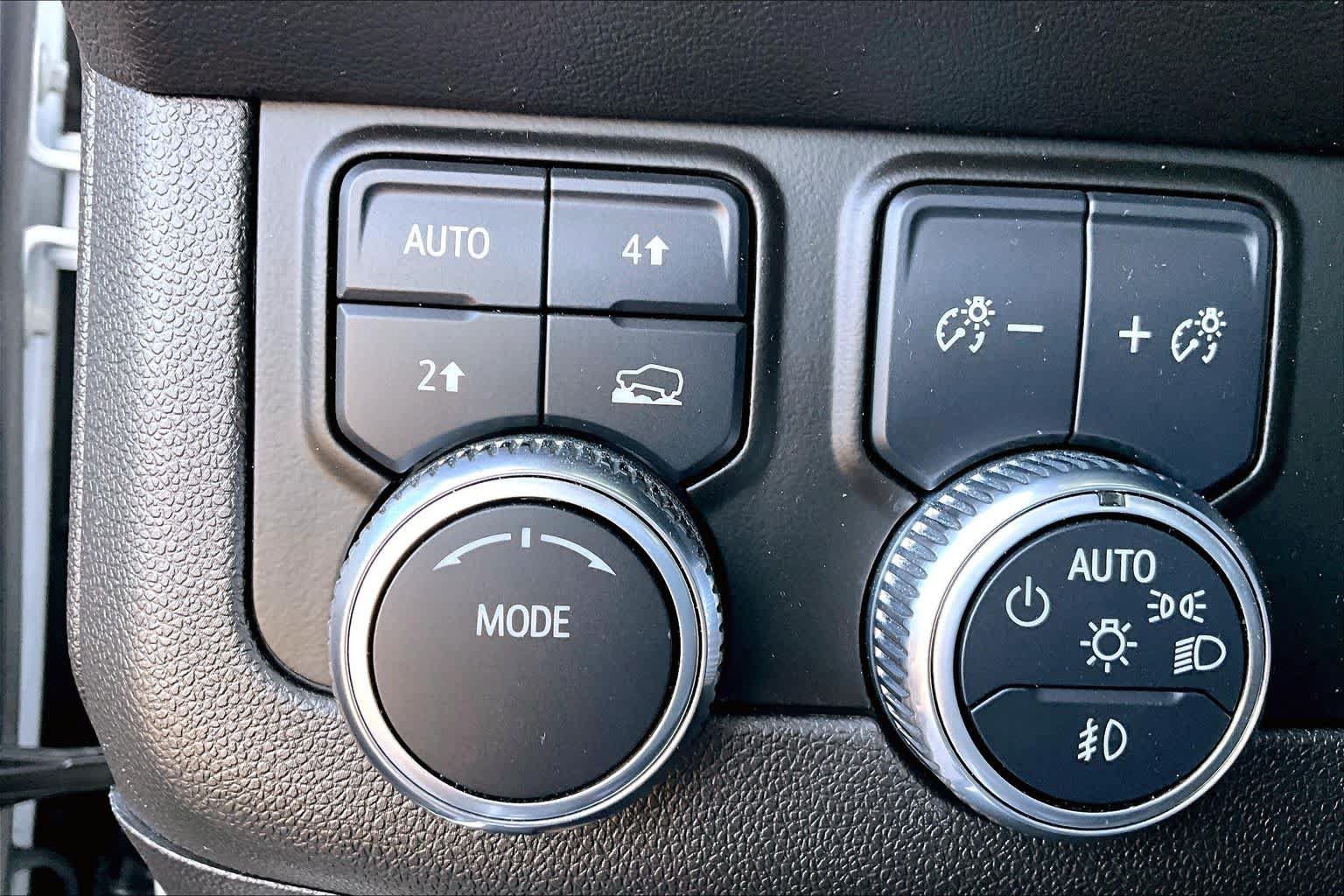 Used 2021 GMC Yukon SLT w/ SLT Premium Package AWD/4WD image 36