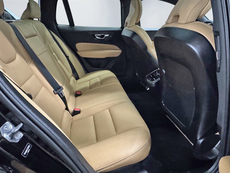 Used 2020 Volvo V60 T5 Cross Country w/ Protection Package Premier image 25