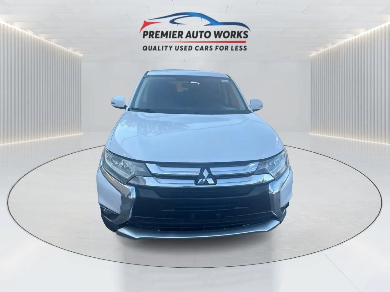 Used 2016 Mitsubishi Outlander SE AWD/4WD image 2