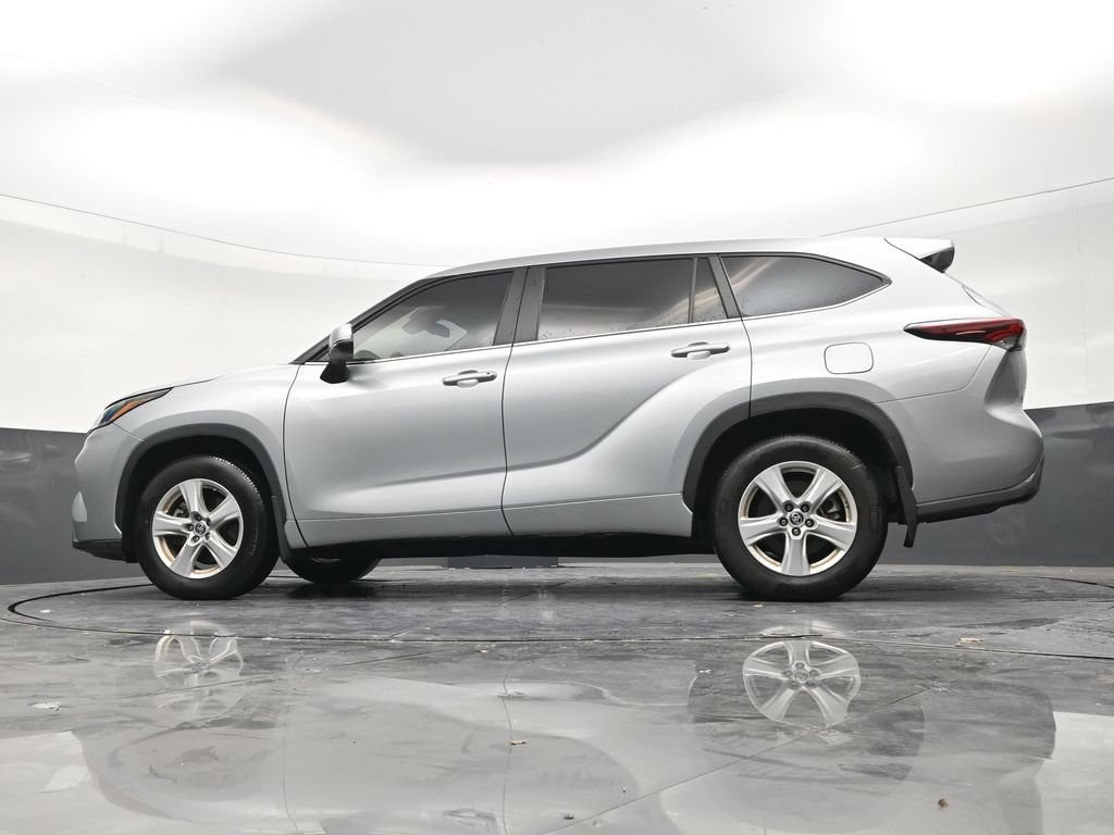 Used 2024 Toyota Highlander LE FWD image 20