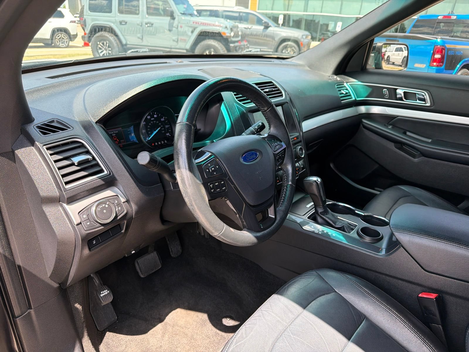 Used 2017 Ford Explorer XLT w/ Equipment Group 202A FWD image 10