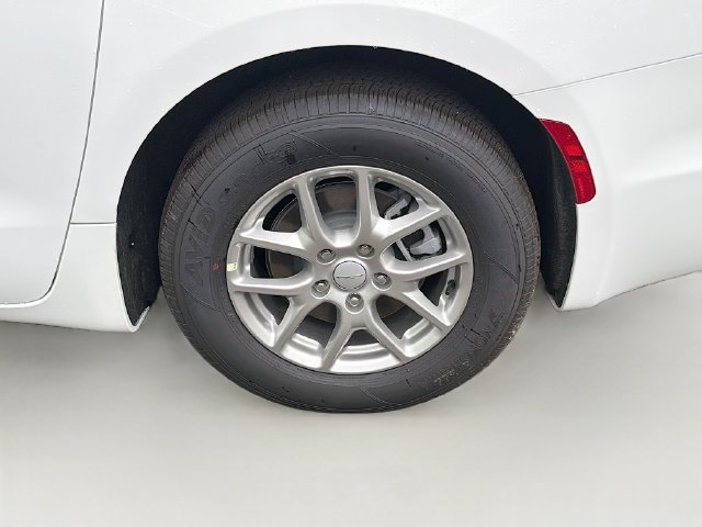 New 2027 Chrysler Pacifica Select FWD image 24