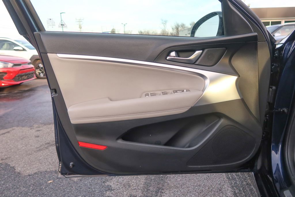 Used 2023 Genesis G70 2.0T image 24