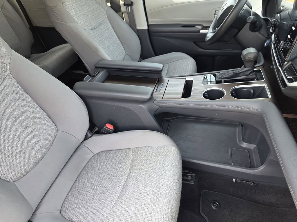 Used 2021 Toyota Sienna LE image 10