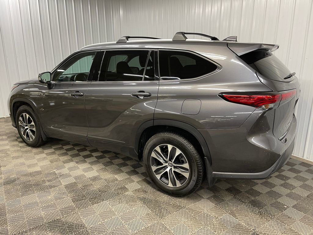 Used 2022 Toyota Highlander XLE image 6