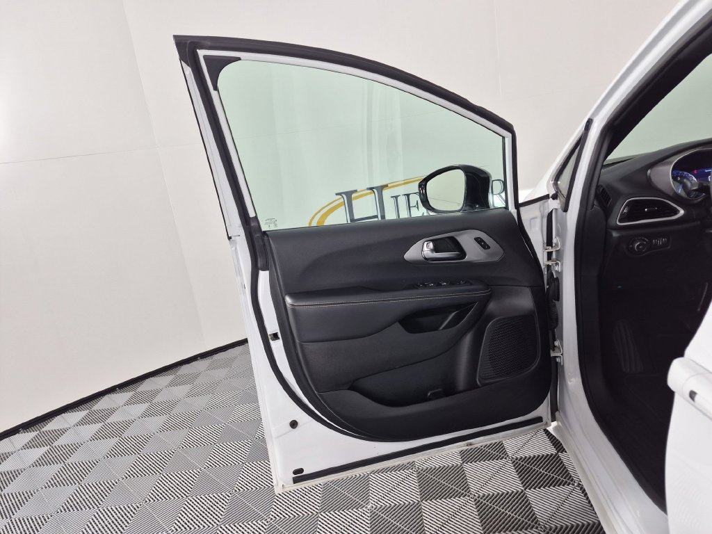 Used 2025 Chrysler Pacifica Select FWD image 13