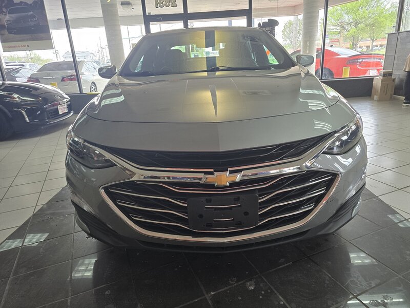 Used 2025 Chevrolet Malibu LT FWD image 2