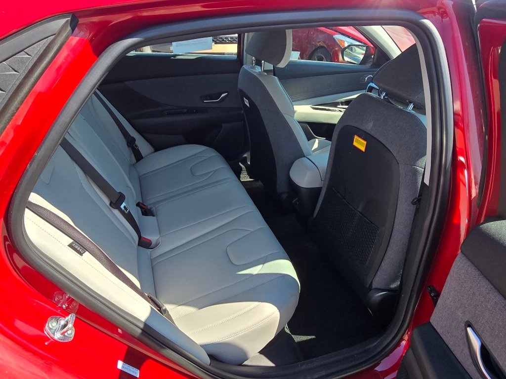 Used 2025 Hyundai Elantra Limited FWD image 12
