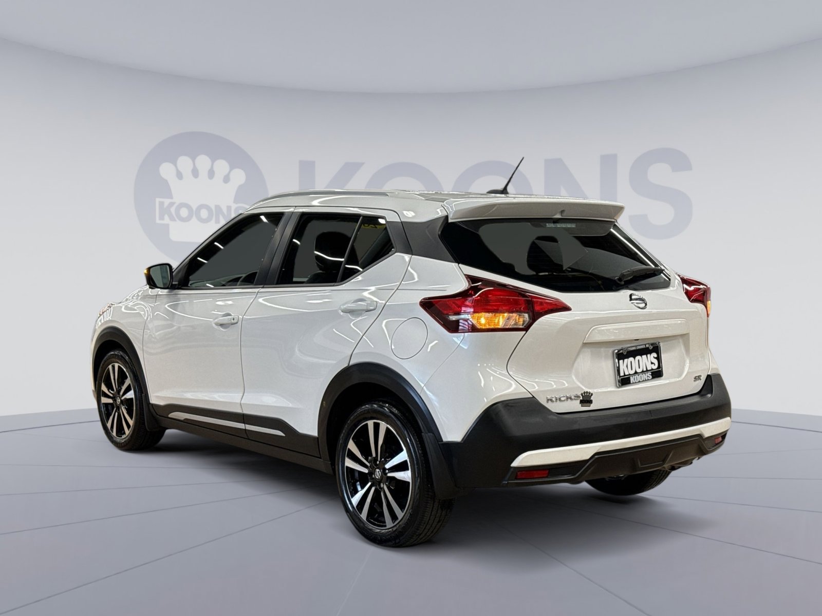 Used 2018 Nissan Kicks SR w/ Premium Package FWD image 8