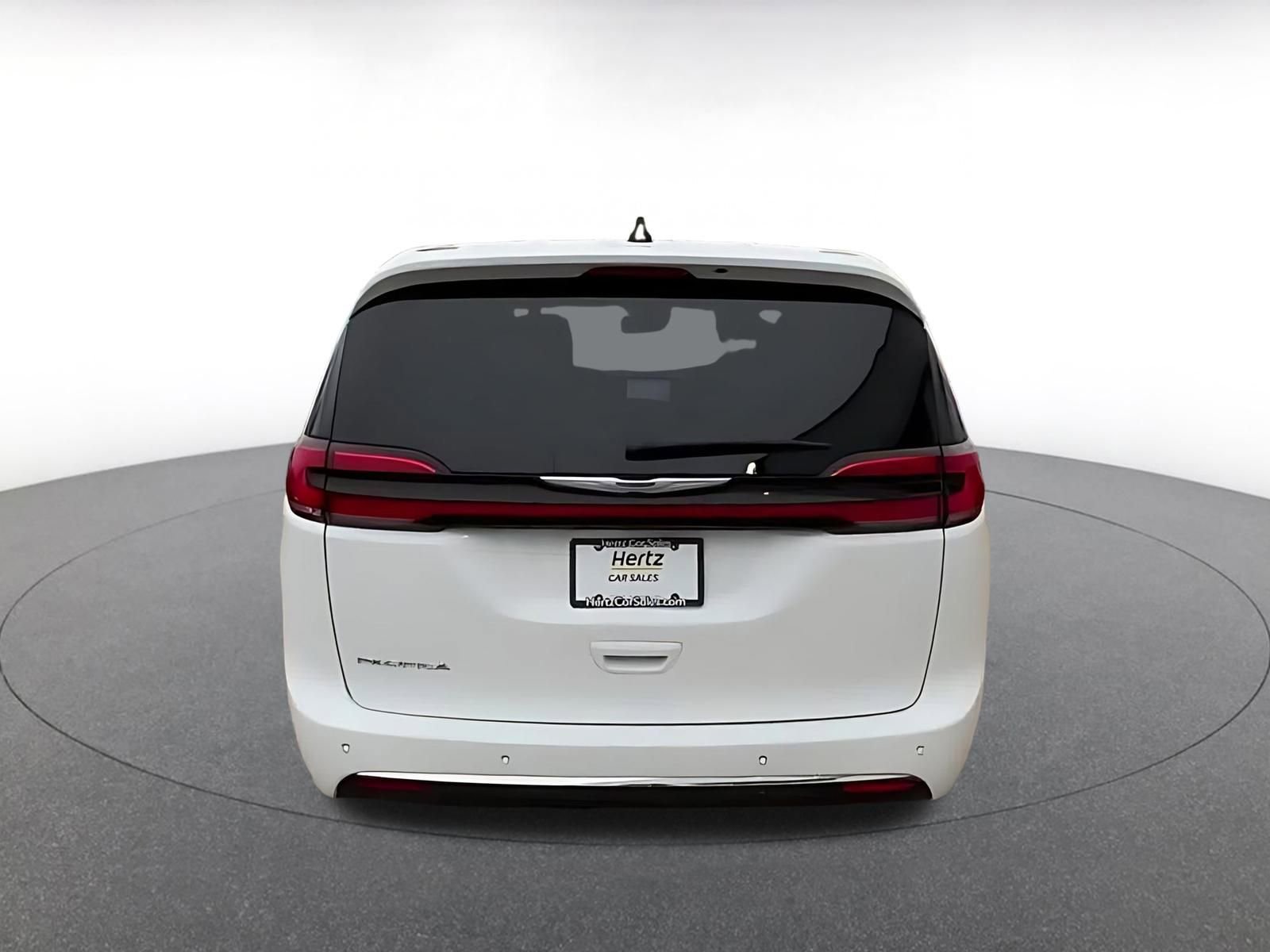 Used 2025 Chrysler Pacifica Select image 12