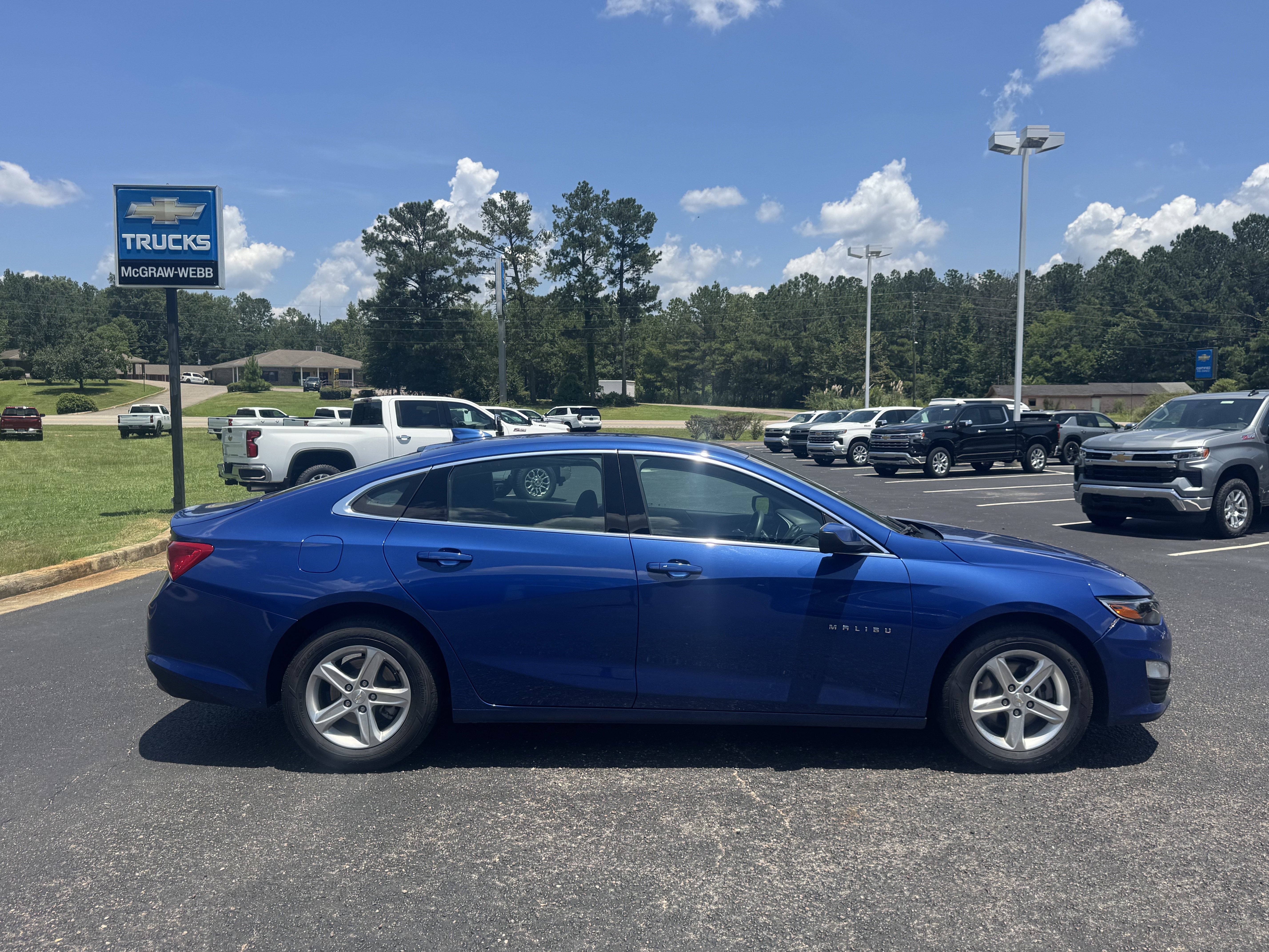 Used 2023 Chevrolet Malibu LT image 2