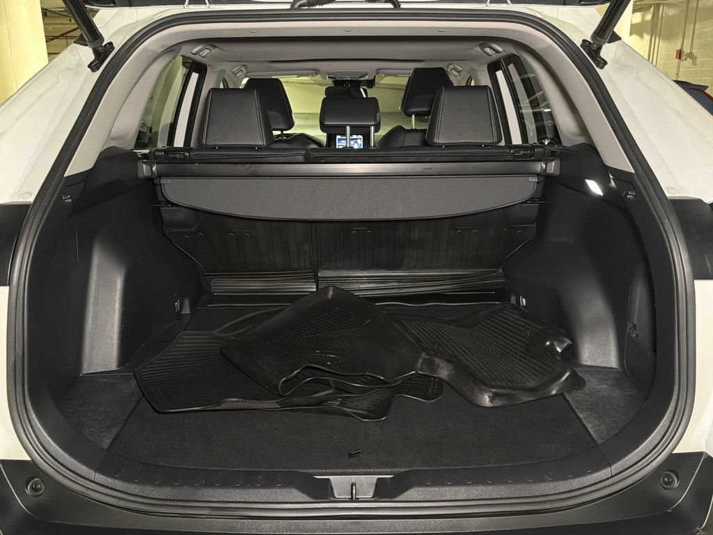 Used 2022 Toyota RAV4 XLE Premium AWD/4WD image 6