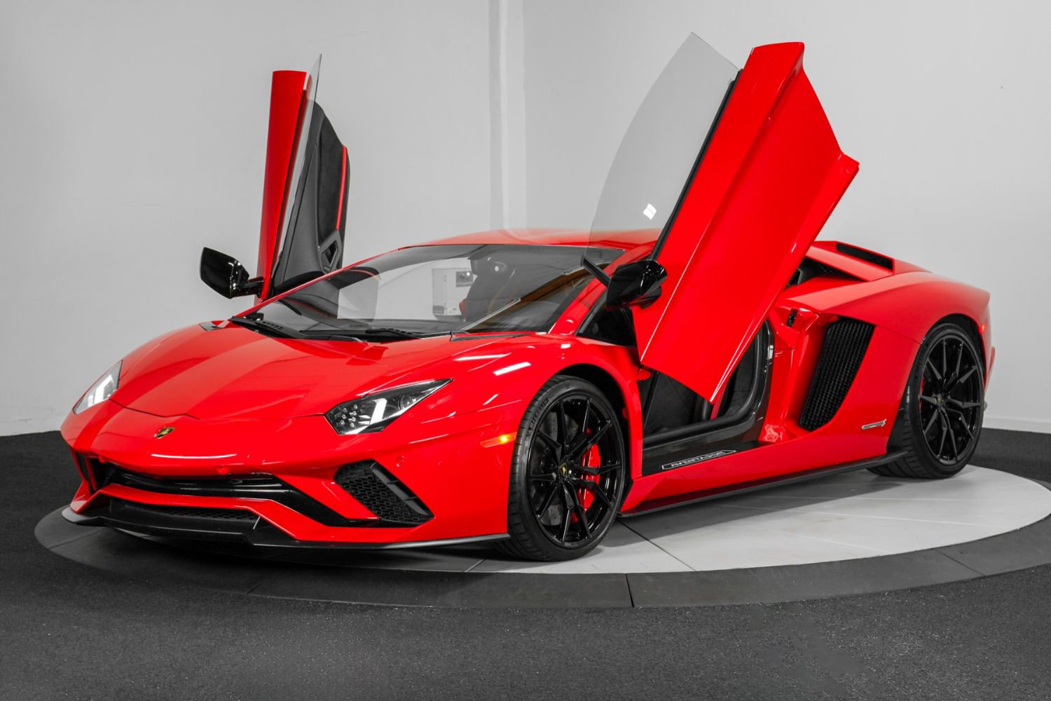 Used 2018 Lamborghini Aventador S image 5