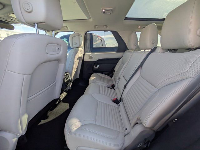 Used 2025 Land Rover Discovery S image 10
