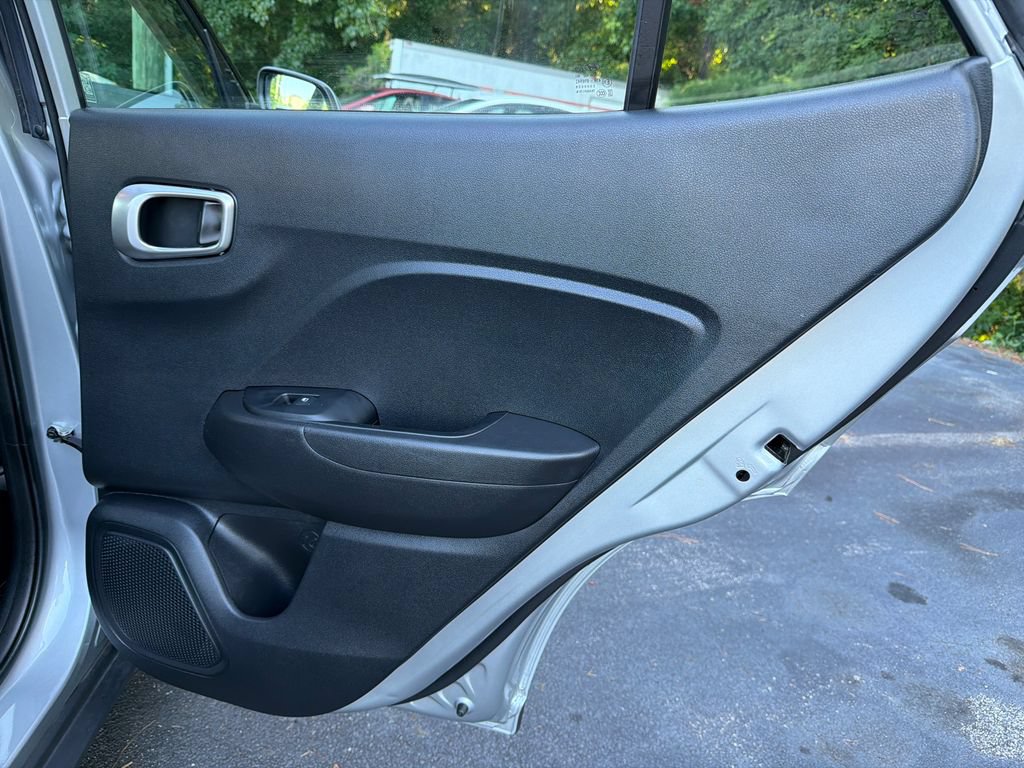 Used 2021 Hyundai Venue SE FWD image 16