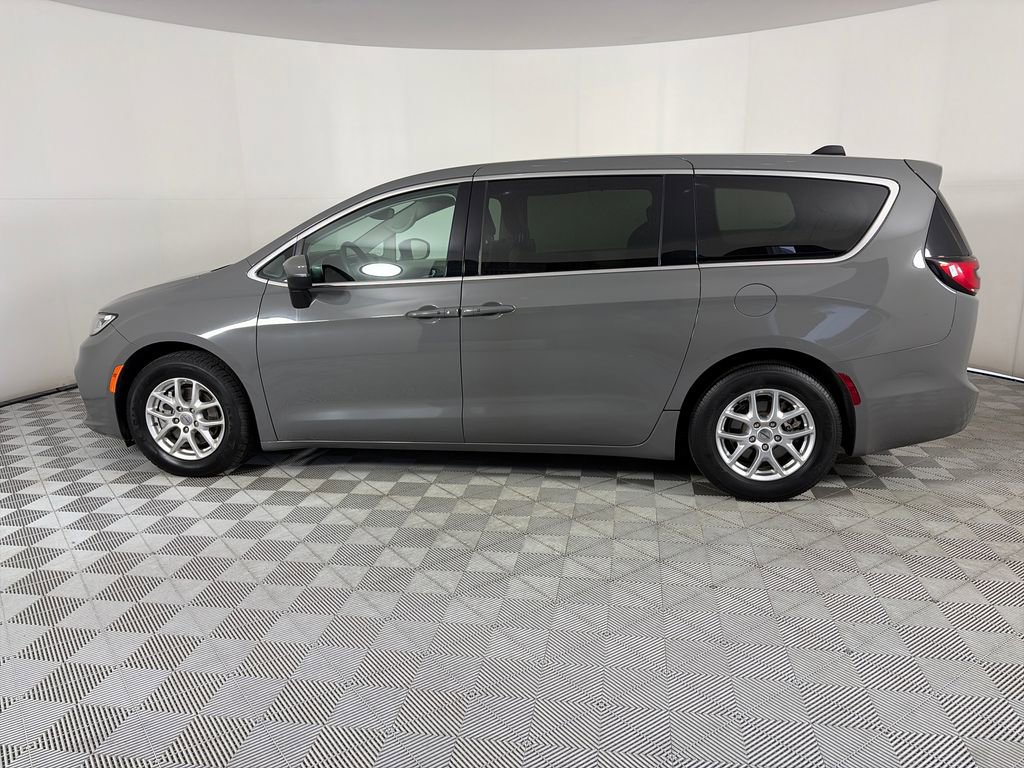 Used 2023 Chrysler Pacifica Touring-L FWD image 4