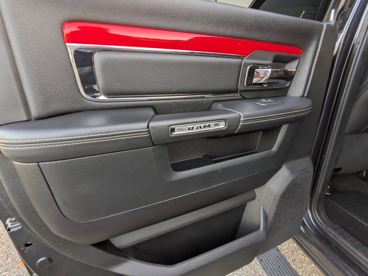 Used 2015 RAM 1500 Laramie w/ Convenience Group image 18