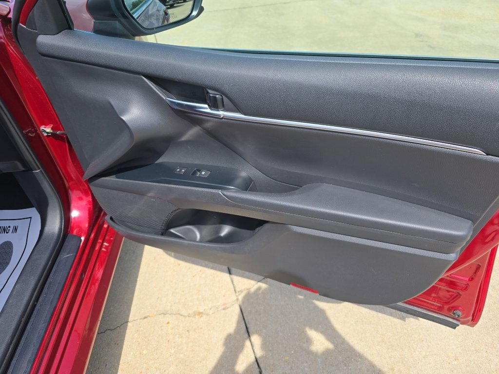 Used 2020 Toyota Camry LE image 15