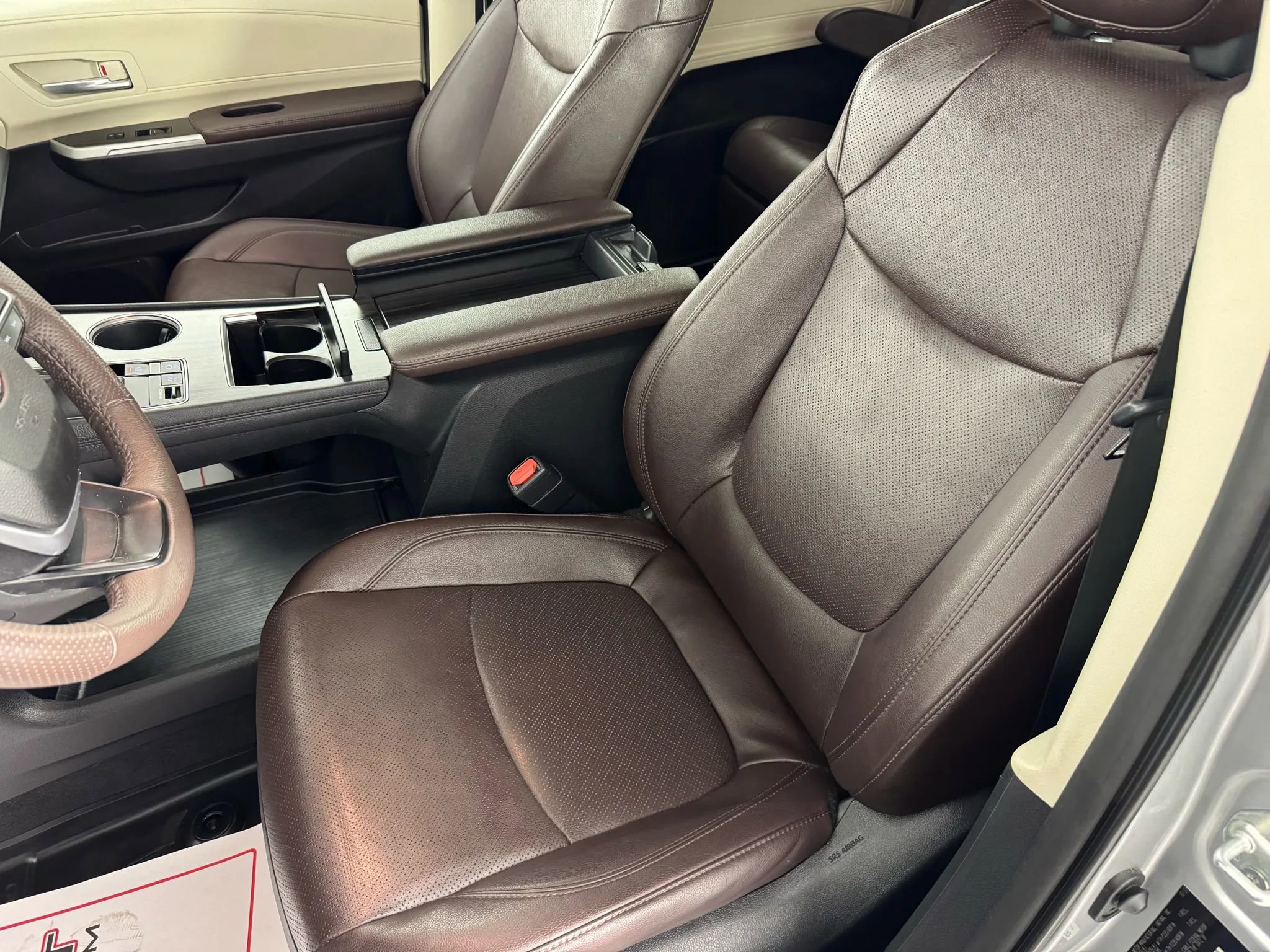 Used 2024 Toyota Sienna Platinum image 35