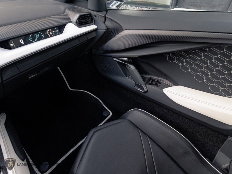 Used 2024 Lamborghini Revuelto image 12