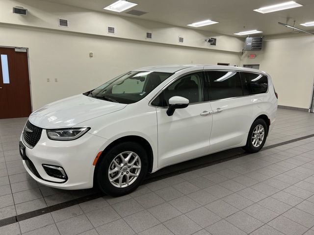 Used 2023 Chrysler Pacifica Touring-L image 4