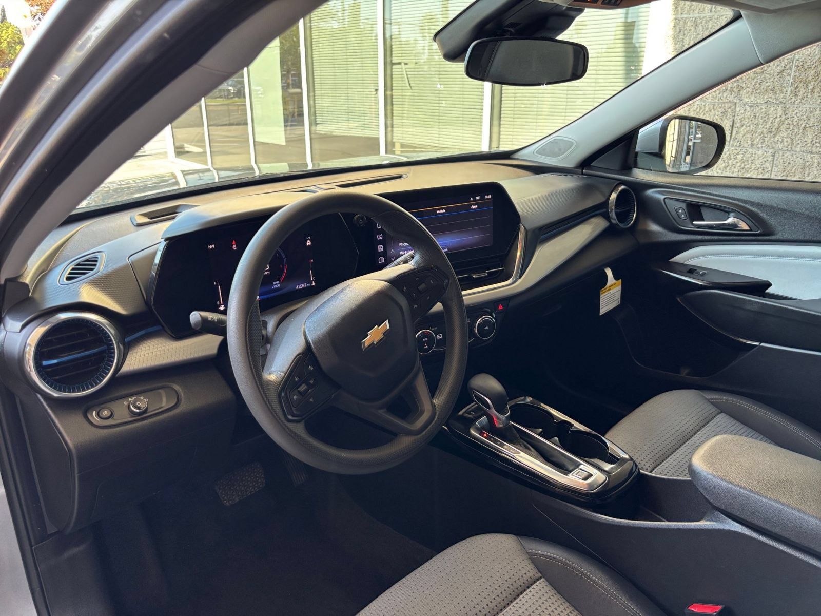 Used 2025 Chevrolet Trax LT FWD image 33