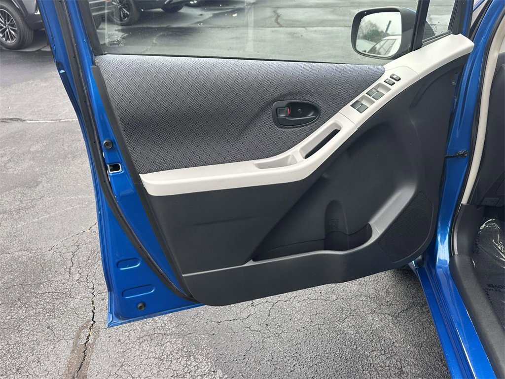 Used 2009 Toyota Yaris 4-Door Hatchback image 5