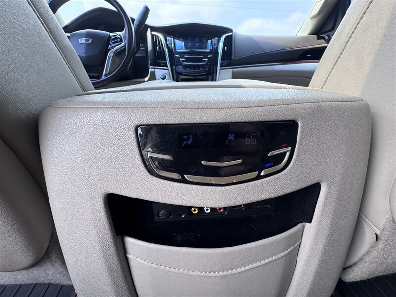 Used 2015 Cadillac Escalade Premium AWD/4WD image 26